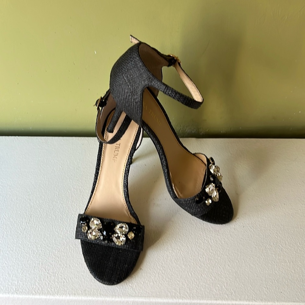 Ivanka Trump Studded Accent Black Gessa sandals
Size 8.5M Pre-loved!
